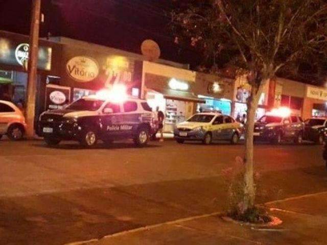 Pol&iacute;cia flagra adolescentes bebendo e fecha casa noturna