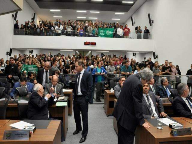 Ap&oacute;s mudan&ccedil;a nos sal&aacute;rios, professores v&atilde;o assinar termo com secretaria