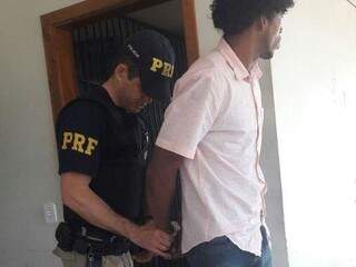 Policial conduz homem preso hoje com maconha (Foto: Divulgação/PRF)