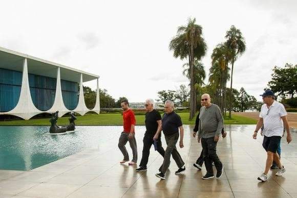 Temer e ministros fazem caminhada e reuni&atilde;o sobre cen&aacute;rio econ&ocirc;mico