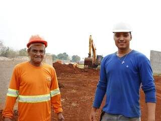 Luiz e Matheus, pai e filho que hoje trabalham juntos na mesma obra. (Foto: Helio de Freitas)