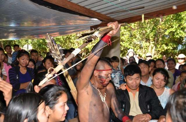 Vel&oacute;rio de terena morto em reintegra&ccedil;&atilde;o tem ritual, protesto e acusa&ccedil;&atilde;o 