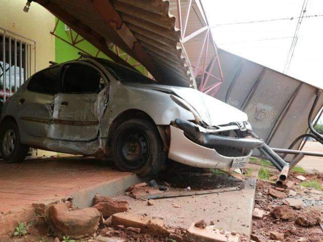 Condutor bate em poste, derruba ponto &ocirc;nibus e invade com&eacute;rcio