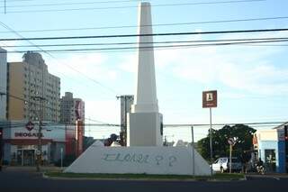 Obelisco foi pichado novamente e o que tudo indica pela mesma pessoa. (Foto: Marcos Ermínio) 