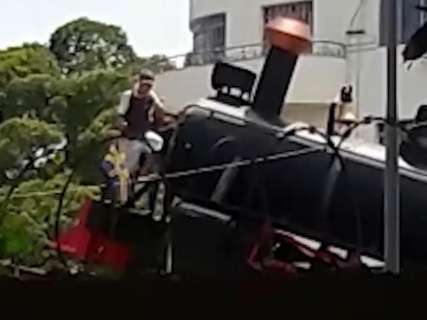 Moradores flagram garotos escalando Maria Fumaça na Orla Ferroviária  