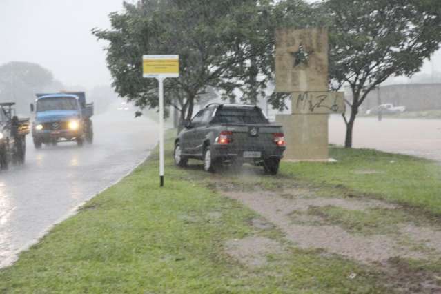 Com ventos de 36 km/h, chuva em Campo Grande registra 12,4mm
