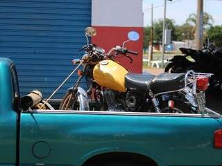 Moto Suzuki que era usada pela vítima; família foi autorizada a tirá-la do local (Foto: Marcos Maluf)