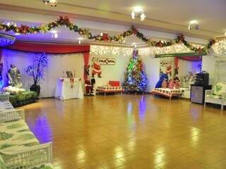 Por dentro, o Natal também chega no salão de festas, já pronto para receber as visitas na ceia.