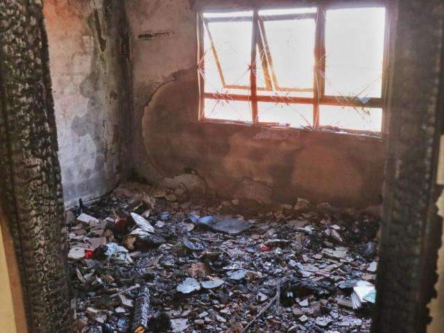 Fogo em carregador de pilhas se alastra e destr&oacute;i quarto de sobrado 