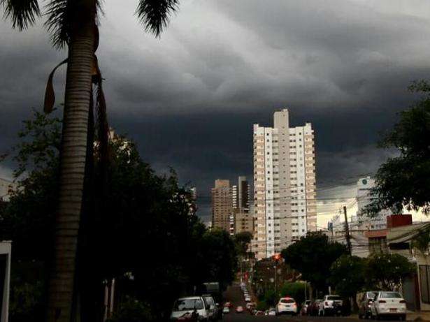 C&eacute;u escurece e anuncia chuva forte na Capital, como alertou o Inmet