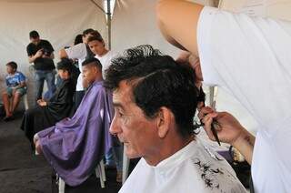 Corte de cabelo, um dos serviços mais procurados pela população (Foto:Divulgação)