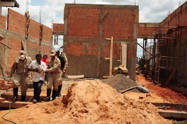 Pedreiro fica ferido ao cair de andaime em constru&ccedil;&atilde;o na Euclides da Cunha