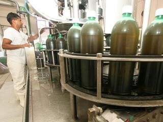 Funcionário trabalha em linha de produção de refrigerantes em MS (Foto: divulgação/Fiems)