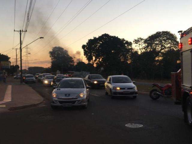 Mulher sobe em torre de energia e resgate for&ccedil;a fechamento da Guaicurus