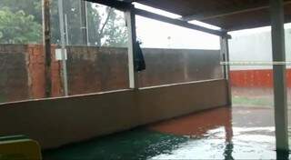 Vento forte levou água para dentro de varanda de morador no Jardim Tarumã (Foto: Direto das Ruas)