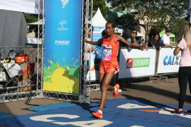 Competindo ou torcendo, m&atilde;es marcam Circuito de Corrida da Caixa 