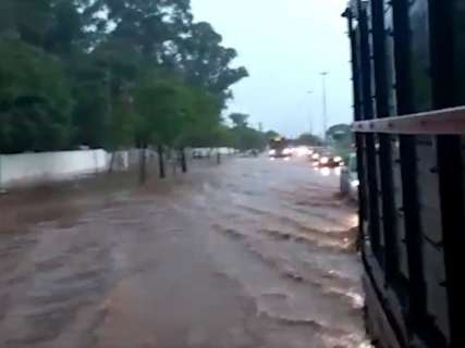 Em meio a tempestade, Assaf Trad vira “rio” ao lado do cemitério do Cruzeiro