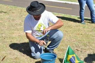 Voluntários plantaram 200 mudas durante evento na manhã deste domingo. (Foto: Marcelo Calazans)