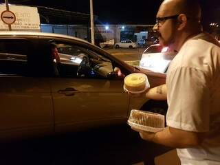 Clayton oferecendo bolos caseiros em semáforo da Capital. (Foto: Anahi Gurgel)