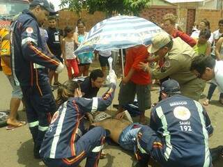 Populares acompanham trabalho da equipe de resgate (Foto: Bruno Chaves)