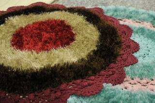 Alguns dos tapetes feitos pelo mestre do crochê. (Foto: Alcides Neto)