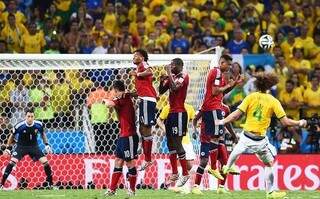 Momento do segundo gol, na cobrança de falta de David Luiz (Foto: Getty Images / Fifa)