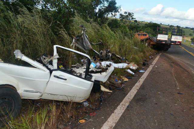  Colis&atilde;o entre caminh&atilde;o e carro mata jovem na BR-060 em Camapu&atilde;
