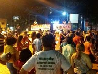 Grupo ouve discursos contra impeachment de Dilma Rousseff. (Foto: Direto das Ruas)