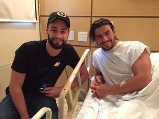 Munhoz e Mariano em foto divulgada durante internação do cantor em hospital 