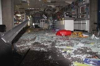 Conveniência fica destruída com a força da explosão. (Fotos: Chapadense News)