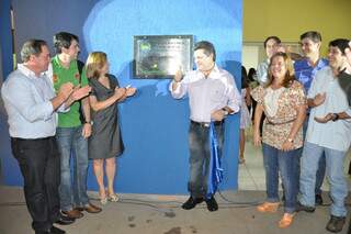 Prefeito Jocelito Krug descerra placa de inauguação do posto do bairro Flamboyant. (Foto: Divulgação)