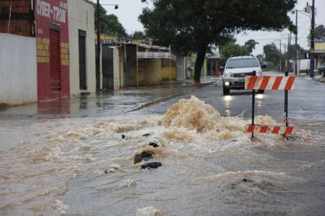 Bueiro volta a explodir com chuva forte desta segunda-feira no Campo Nobre