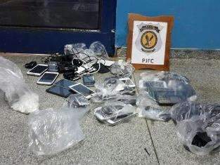 Pente-fino na M&aacute;xima apreende 33 celulares, drogas e at&eacute; um tablet