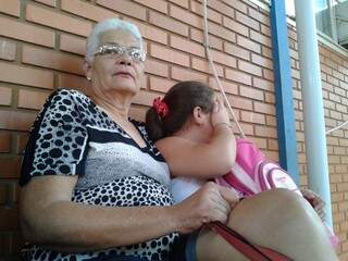 Dolores esperava um anestesista para que a neta pudesse retirar um cateter (Foto: Marcos Ermínio)