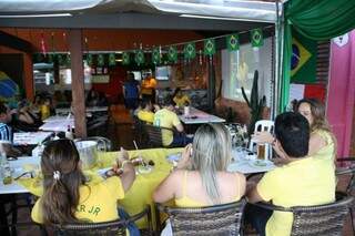 Torcedores brasileiros no bar mexicano em Campo Grande (Fotos: Marcos Ermínio)
