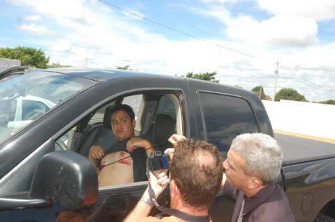  M&atilde;e defende universit&aacute;rio e diz que tiro de policial quase atingiu cora&ccedil;&atilde;o