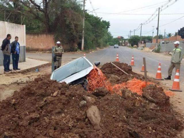 Motorista n&atilde;o v&ecirc; sinaliza&ccedil;&atilde;o e carro cai em buraco aberto para reparar adutora