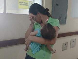 Mãe enxugando as lágrimas enquanto conversava sobre o filho (Foto: Mirian Machado)