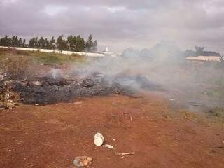 Algumas pessoas colocam fogo no terreno. (Foto: WhatsApp)