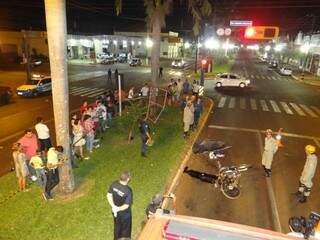 Local do acidente que matou rapaz de 23 anos na madrugada de ontem em Dourados (Foto: Osvaldo Duarte/Dourados News)