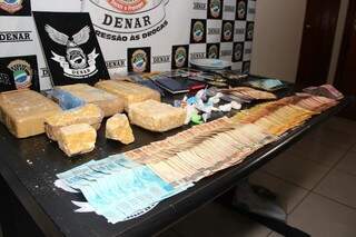 Drogas, dinheiro e celulares apreendidos pela polícia (Foto: Fernando Antunes)