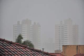 Campo Grande está sob chuva intermitente com pequenos intervalos. (foto: João Garrigó).