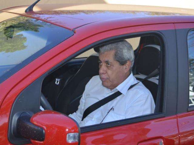 Andr&eacute; chega em sil&ecirc;ncio em reuni&atilde;o para anunciar que n&atilde;o ser&aacute; candidato