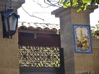 Homenagem à Nossa Senhora de Fátima, na fachada da rua Euclides da Cunha.