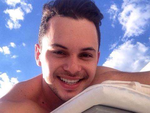 Em cerim&ocirc;nia r&aacute;pida, fam&iacute;lia se despede de pai e filho mortos em acidente