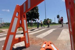 Cavalete no bairro Bonanza está há mais de um ano sinalizando asfalto que está afundando ( Foto - Divulgação / Assessoria)