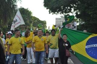 Manifestantes se vestem de verde e amarelo. (Foto: Marcelo Calzans)