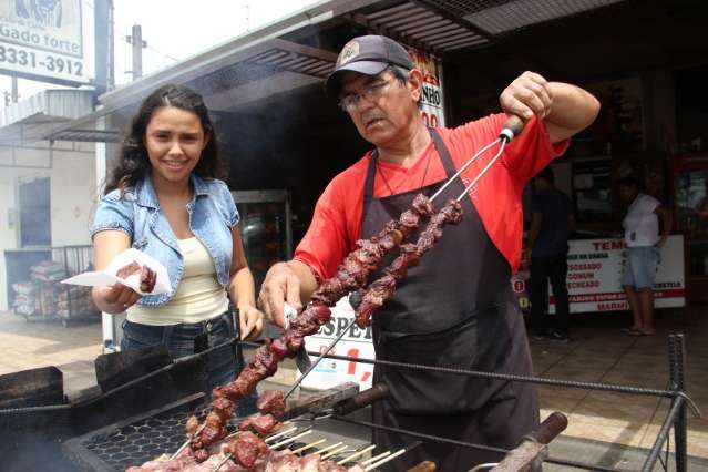 H&aacute; 7 anos, comerciante consegue vender churrasquinho a R$ 1,00