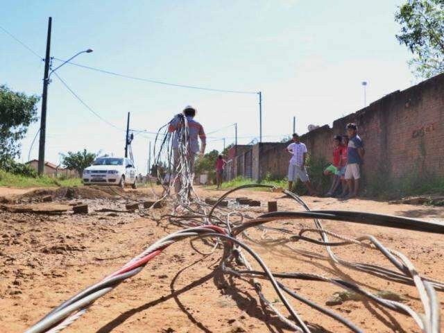 Na rua com 25 crian&ccedil;as, moradora lamenta corte de luz: &quot;Necessidade b&aacute;sica&quot;