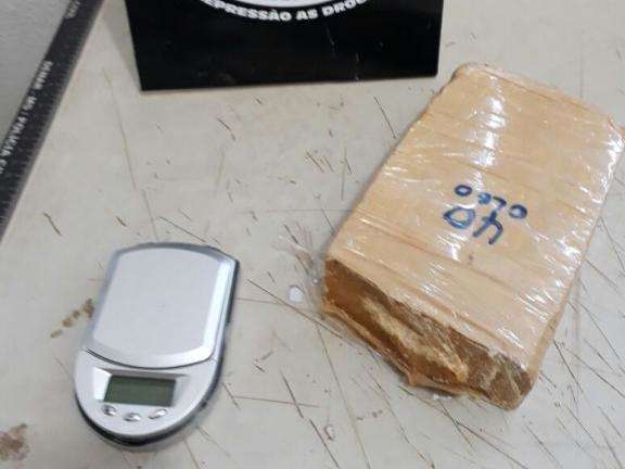 Casal &eacute; preso por vender pasta base em restaurante no centro de Capital